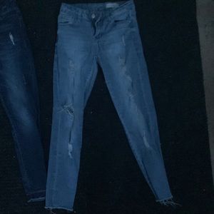 I’m selling these ankle cropped skinny mid-rise and the are size 9